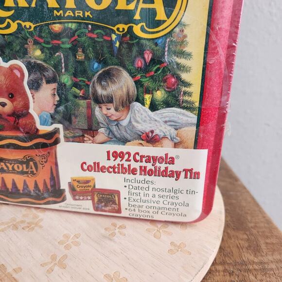 Vintage 1992 Crayola‎ Collectible Holiday Tin, bear ornament, 64 crayons SEALED - Picture 2 of 8